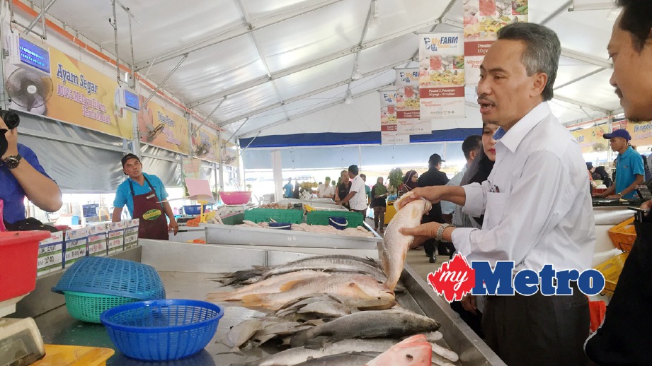 AHMAD Ishak memantau harga barang di MyFarm Outlet Putrajaya. FOTO Noor Atiqah Sulaiman