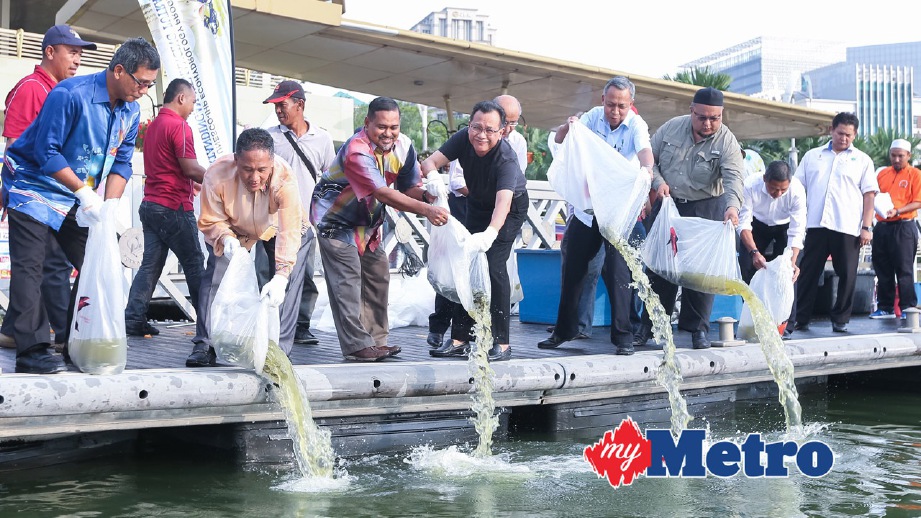 HASIM (tujuh kiri) melepaskan ikan sempena Pertandingan Memancing Putrajaya 2017. FOTO Fariz Iswadi Ismail