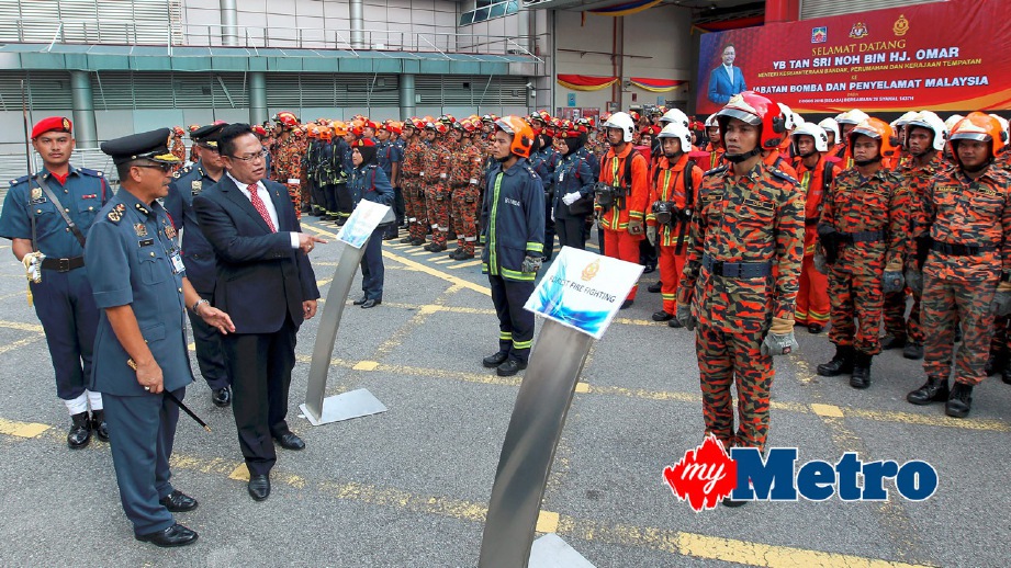 NOH Omar diiringi Wan Mohd (dua kiri) ketika lawatan kerja rasmi ke Ibu Pejabat Jabatan Bomba dan Penyelamat Malaysia. FOTO Ahmad Irham Mohd Noor