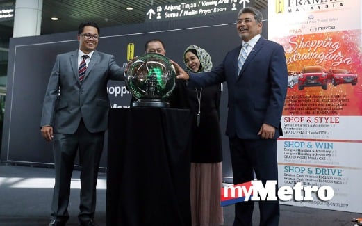 BADLISHAM (kanan) bersama Pengurus Besar Malaysia Airports (Niaga), Zulhikam Ahmad (kiri) dan Ahli Lembaga Pengarah MAHB, Datin Nik Ruziah Nik Mohd Salleh (dua kanan) ketika melancarkan ERAMAN Shopping Extravaganza. FOTO Mohd Fadli Hamzah
