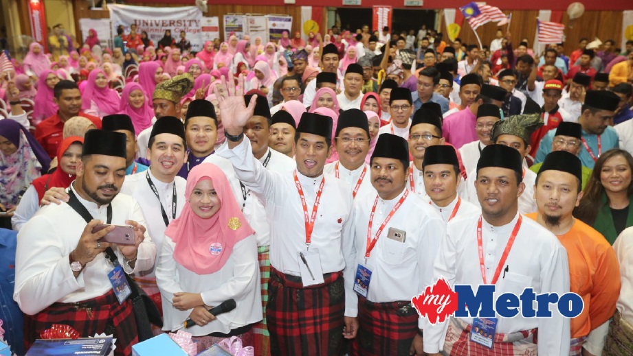 KHAIRY bergambar bersama ahli UMNO ketika majlis perasmian Persidangan Sayap-Sayap UMNO Bahagian Sepang. FOTO Mohd Fadli Hamzah