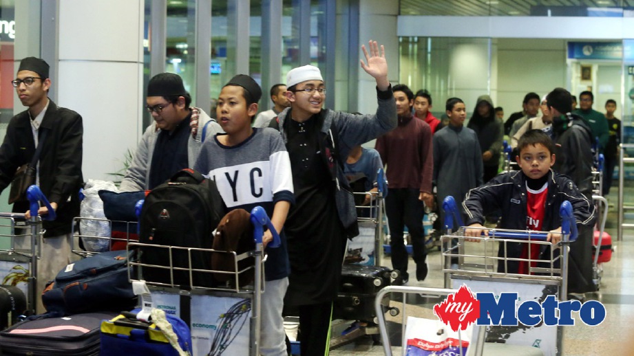 ANTARA pelajar Markaz Tahfiz Makkah Al-Mukarramah tiba di KLIA. FOTO Mohd Fadli Hamzah