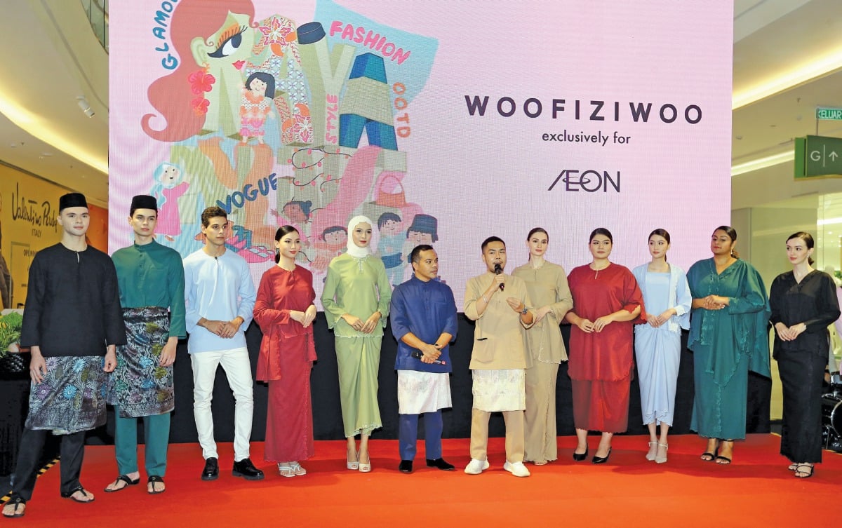 WOOFIZIWOO eksklusif untuk AEON adalah gabungan fesyen tradisional Malaysia dan moden yang turut diserikan dengan sulaman memberi makna indah.