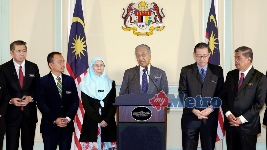 MAHATHIR (tiga kanan) ketika sidang media selepas mempengerusikan mesyuarat Kabinet. Turut kelihatan Timbalan Perdana Menteri, Datuk Seri Wan Azizah Wan Ismail (empat kanan) dan menteri-menteri Kabinet. FOTO Ahmad Irham Mohd Noor