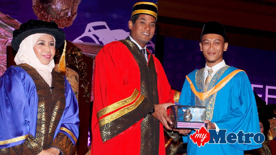 KHAIRY (tengah) menyampaikan Anugerah Graduan Terbaik Keseluruhan ILKBS kepada Mohamad Nasri (kanan) sambil diperhatikan Wasitah (kiri). FOTO Ahmad Irham Mohd Noor