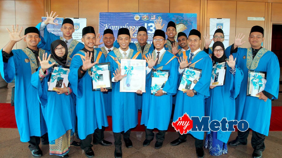 MOHAMAD Nasri (tengah) bersama penerima graduan terbaik pada majlis konvokesyen. FOTO Ahmad Irham Mohd Noor