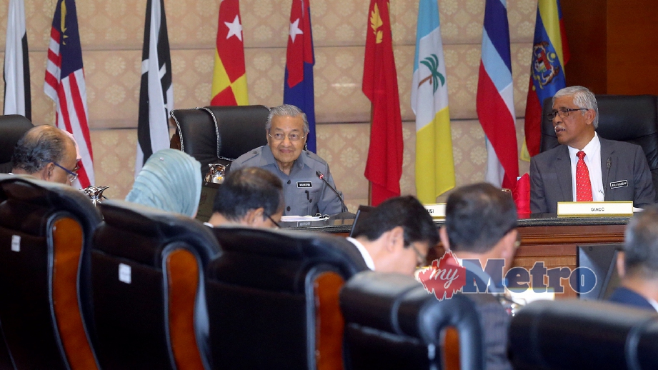 DR Mahathir mempengerusikan Mesyuarat Jawatankuasa Khas Kabinet Mengenai Anti Rasuah. Turut kelihatan Abu Kassim (kanan). FOTO Mohd Fadli Hamzah
