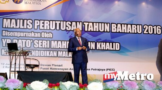 MAHDZIR ketika berucap di majlis Perutusan Tahun Baharu 2016. FOTO Mohd Fadli Hamzah