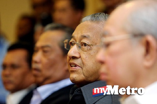 MAHATHIR diapit oleh Tengku Razaleigh, Muhyiddin dan Shafie Apdal ketika sidang media. FOTO Mohd Fadli Hamzah