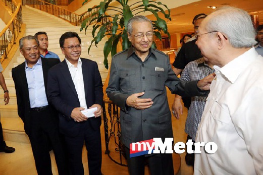 MAHATHIR berbual bersama Tengku Razaleigh selepas sidang media. FOTO Mohd Fadli Hamzah
