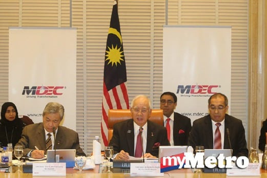 NAJIB (tengah) ketika mempengerusikan mesyuarat majlis pelaksanaan MSC Malaysia. Turut kelihatan Ahmad Zahid (kiri) dan Menteri Komunikasi dan Multimedia, Datuk Seri Dr Mohd Salleh Said Keruak (kanan). NSTP/Mohd Fadli Hamzah
