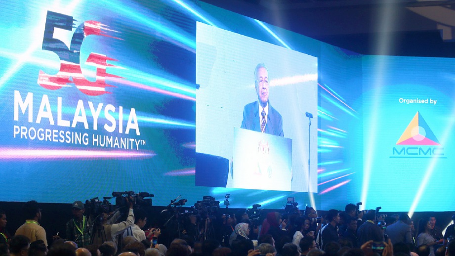 PERDANA Menteri, Tun Dr Mahathir Mohamad berucap merasmikan Pameran Teknologi Mudah Alih 5G di Putrajaya, April lalu. FOTO arkib NSTP