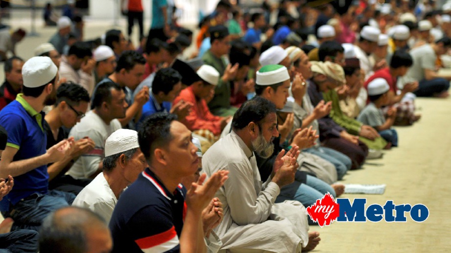 UMAT Islam berdoa selepas solat hajat mendoakan keselamatan masyarakat Rohingya. FOTO Ahmad Irham Mohd Noor