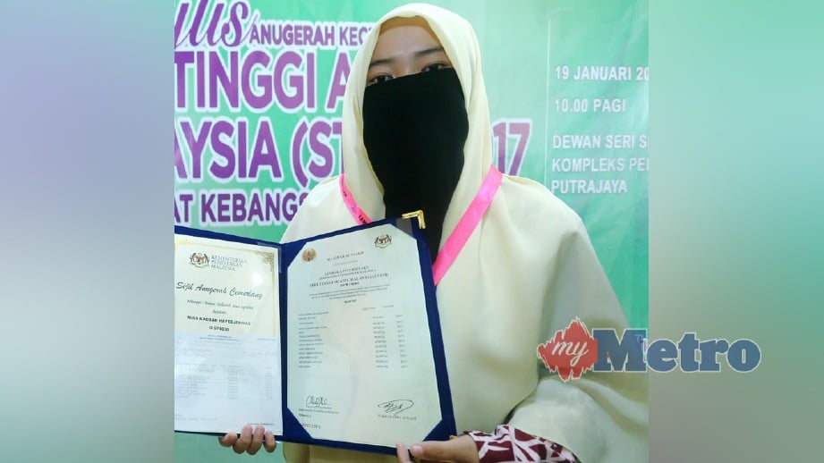 MISS Kaosar Hayeejehwae menunjukkan sijil Anugerah Cemerlang STAM 2017 yang diterima ketika majlis Anugerah Kecemerlangan STAM 2017 Peringkat Kebangsaan. FOTO Mohd Fadli Hamzah