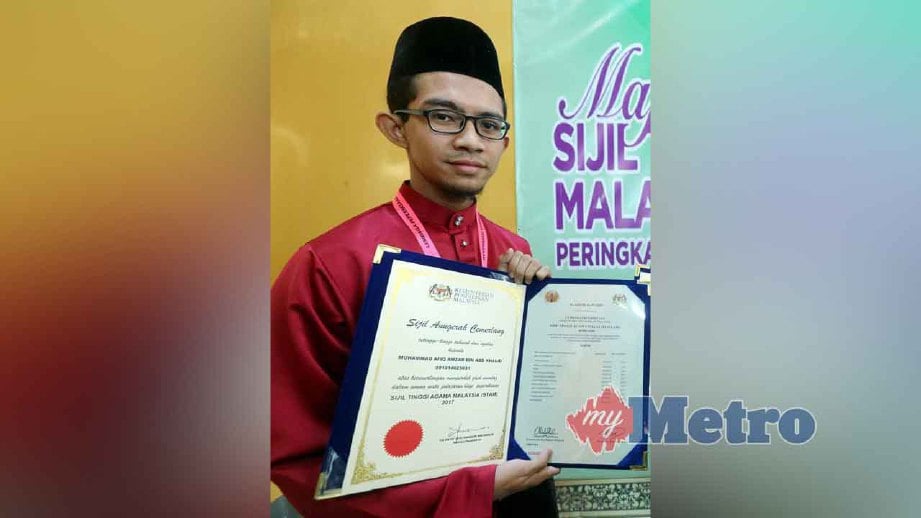 MUHAMMAD Afiq Amzar menunjukkan sijil Anugerah Cemerlang STAM 2017 yang diterima ketika majlis Anugerah Kecemerlangan STAM 2017. FOTO Mohd Fadli Hamzah