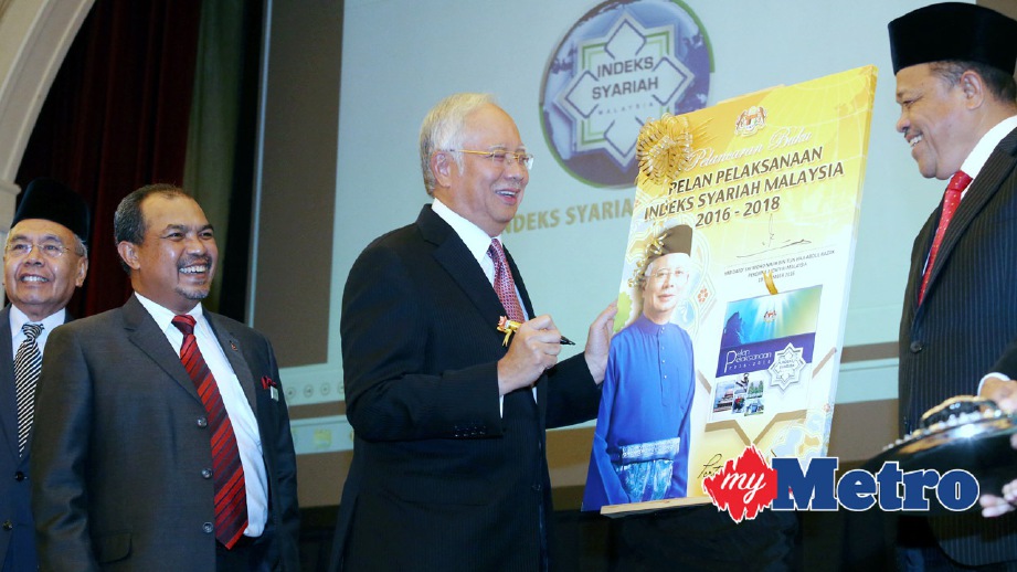 NAJIB melancarkan Buku Pelan Pelaksanaan Indeks Syariah Malaysia 2016-2018. Turut kelihatan Jamil Khir dan Datuk Seri Dr Shahidan Kassim (kanan). FOTO Fariz Iswadi Ismail
