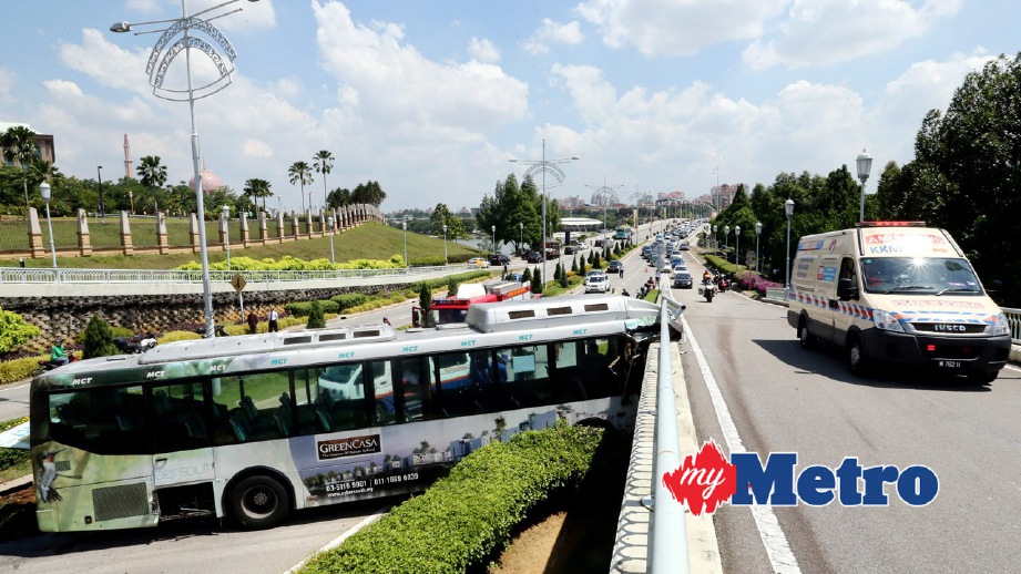 BAS merempuh jejambat selepas pemandunya hilang kawalan. FOTO Fariz Iswadi Ismail