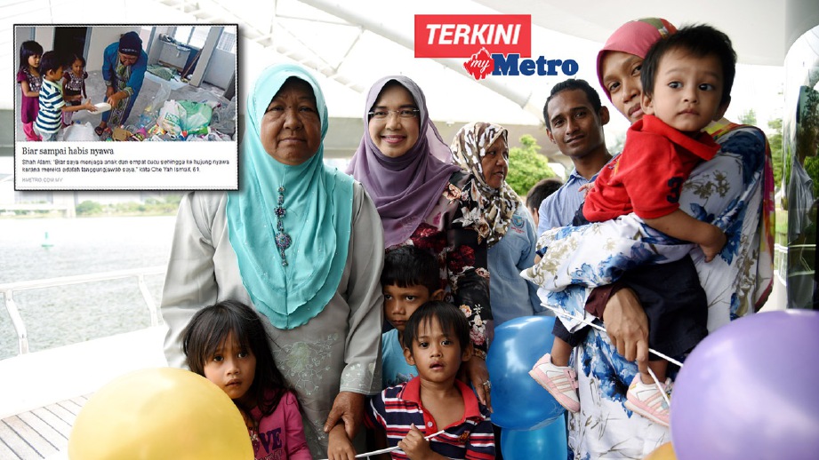 ZAHARAH (dua kiri) bersama keluarga  Che Yah Ismail (kiri) bergambar di atas Cruise Tasik di Tasik Putrajaya. FOTO Nursyahirah Marzuki