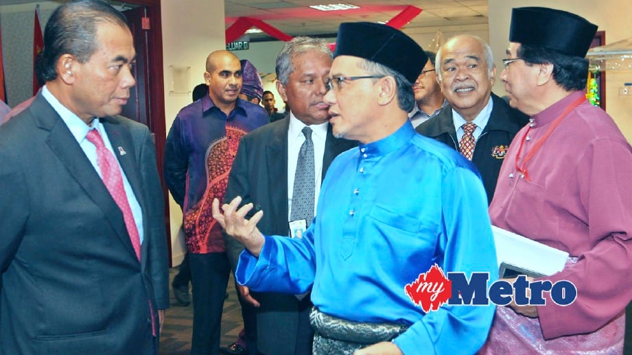 AB Aziz (kiri) berbual bersama Rosli ketika Majlis Penghargaan Kempen Keselamatan Jalan Raya dan OPS bersepadu Jabatan Keselamatan Jalan Raya Malaysia sempena Jamuan Hari Raya Aidilfitri. FPTP Sa,ado Ahmad