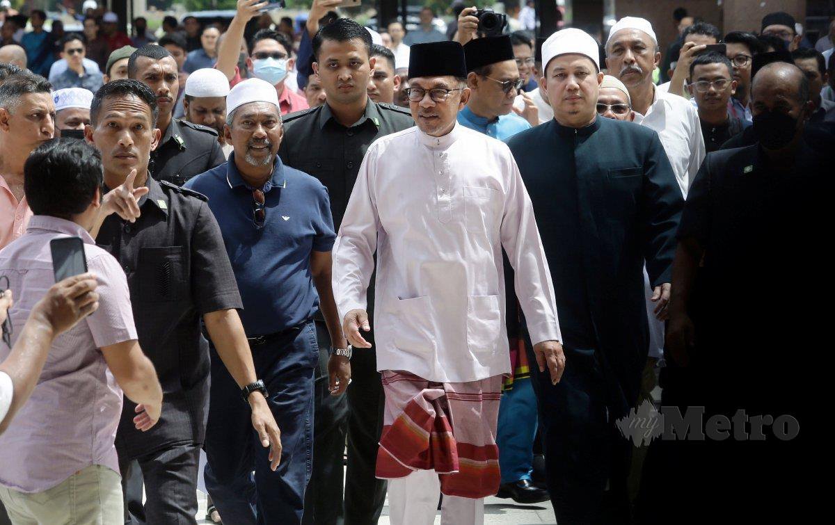 ANWAR hadir untuk menunaikan solat jumaat di Masjid Putra. FOTO Mohd Fadli Hamzah