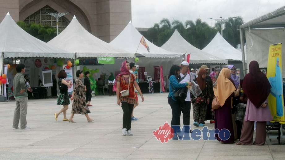 ORANG  ramai mula mengunjungi Karnival Planet Ummah Masjid Utama Jakim 2017 di Dataran Putra. FOTO Nursyahirah Marzuki