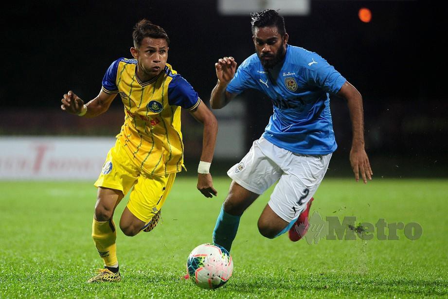 Pemain PJ City, Aroon Kumar (kanan) mengasak pemain Pahang, Mohamad Faisal Abdul Halim (kiri) dalam aksi Liga Super. FOTO Bernama