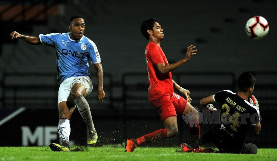 Penyerang PJ City, Pedro Henrique (kiri) melakukan percubaan ke arah gawang UiTM FC. FOTO Bernama