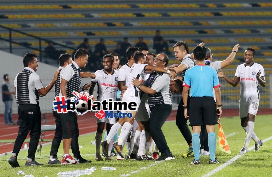 KETUA jurulatih Pahang, Dollah Salleh (tengah) meraikan kemenangan bersama pemainnya selepas menewaskan PKNP FC 2-1 dalam saingan Liga Super di Stadium Perak. FOTO Abdullah Yusof