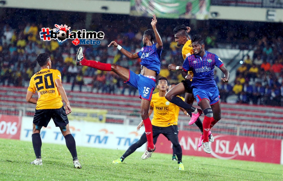 Pemain PKNP FC Mugenthirran Ganesan (dua kanan) melompat tinggi melepasi halangan dua pemain MISC-MIFA final kedua Piala FAM. FOTO NSTP/MUHAIZAN YAHYA. 