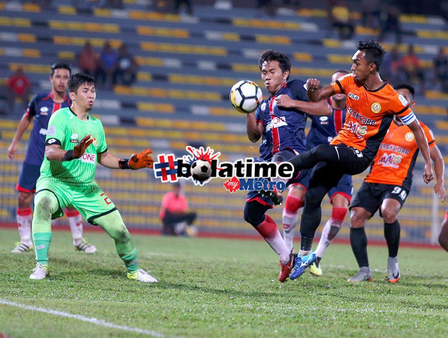 PEMAIN PKNP FC, Mohammad Hafiz Ramdan (kanan) dihalang pemain Selangor, Mohamad Ashmawi Md Yakin ketika menjaringkan gol dalam saingan Liga Super di Stadium Perak, Ipoh. FOTO Muhaizan Yahya
