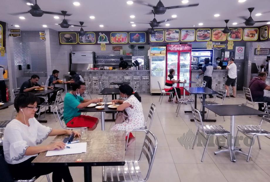 Orang ramai masih mengamalkan penjarakan sosial ketika tinjauan di kedai makan pada PKPB. FOTO Saifullizan Tamadi