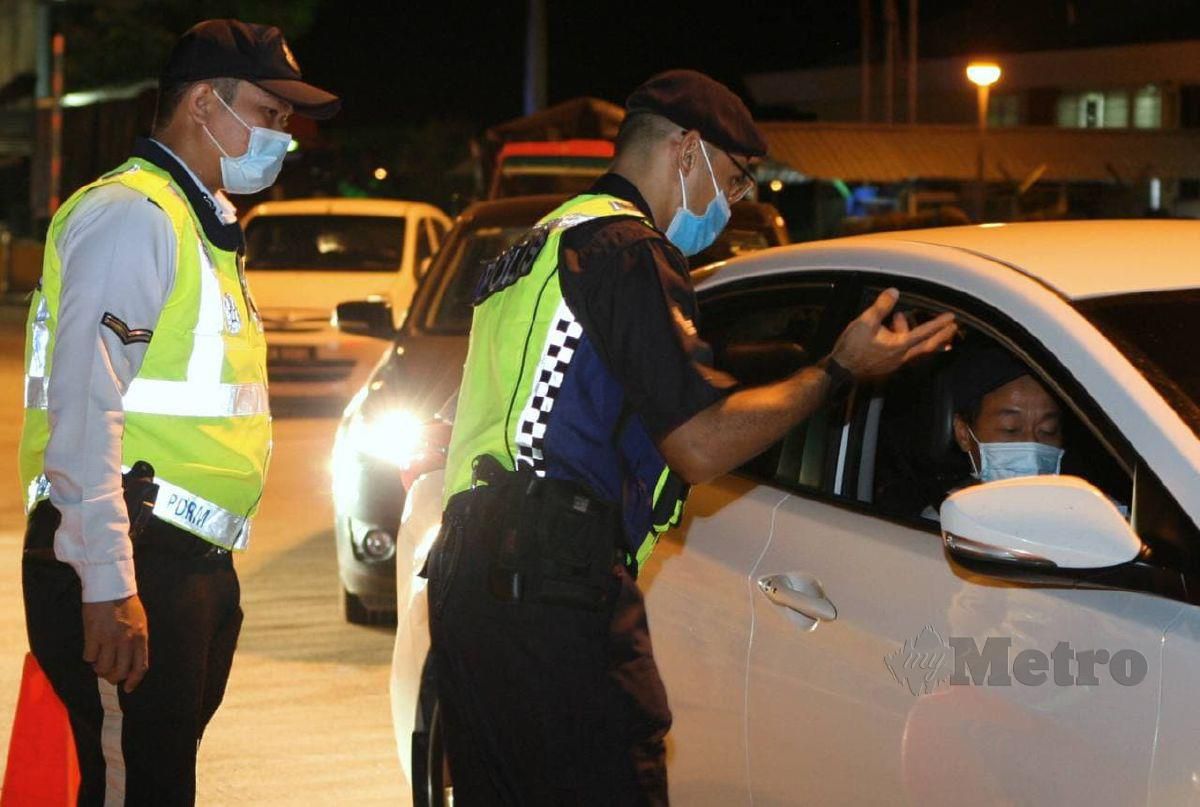 ANGGOTA polis melakukan pemeriksaan berhampiran Plaza Tol Alor Setar Utara. FOTO Mohd Yusni Ariffin