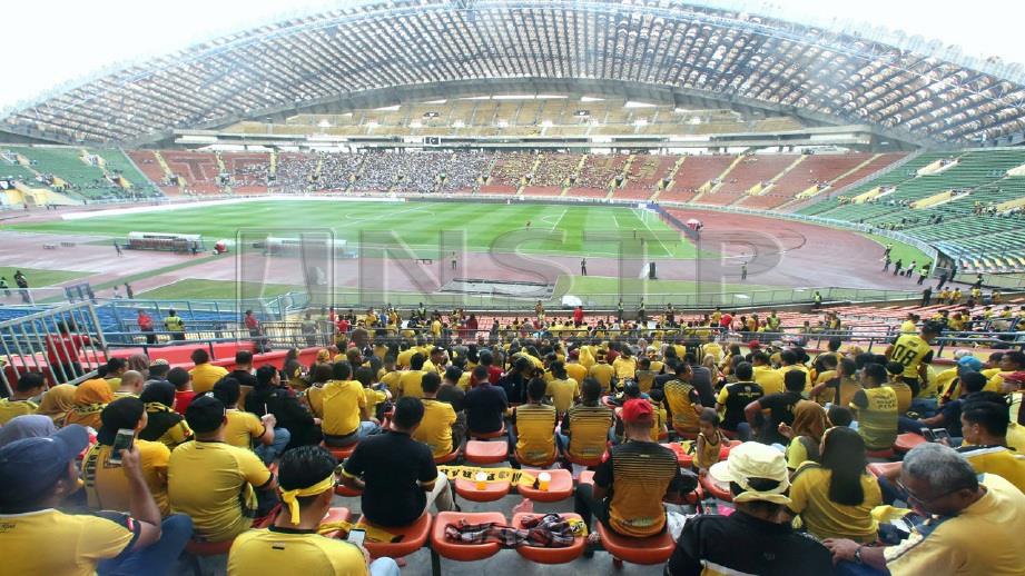 Sebahagian penyokong pada perlawanan final Piala Malaysia 2018 di Stadium Shah Alam. FOTO EIZAIRI SHAMSUDIN