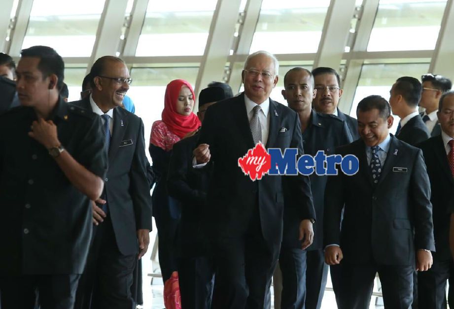 Najib diiringi Ali ketika hadir di majlis MAPPA XV Aspirasi Perkhidmatan Awam Menuju TN50: Penyampaian Untuk Kesejahteraan Rakyat dan Negara di PICC. FOTO Ahmad Irham Mohd Noor