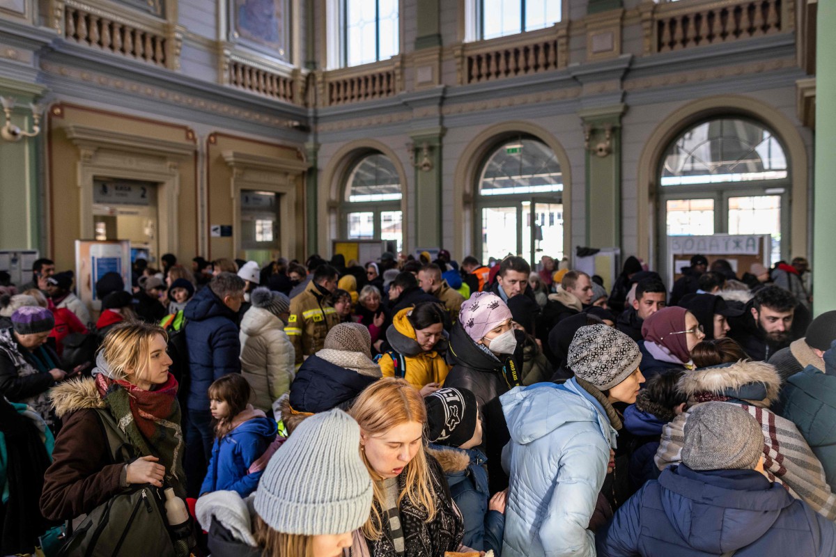 Sebahagian pelarian Ukraine tiba di stesen kereta api di Przemysl, Poland semalam. Foto AFP