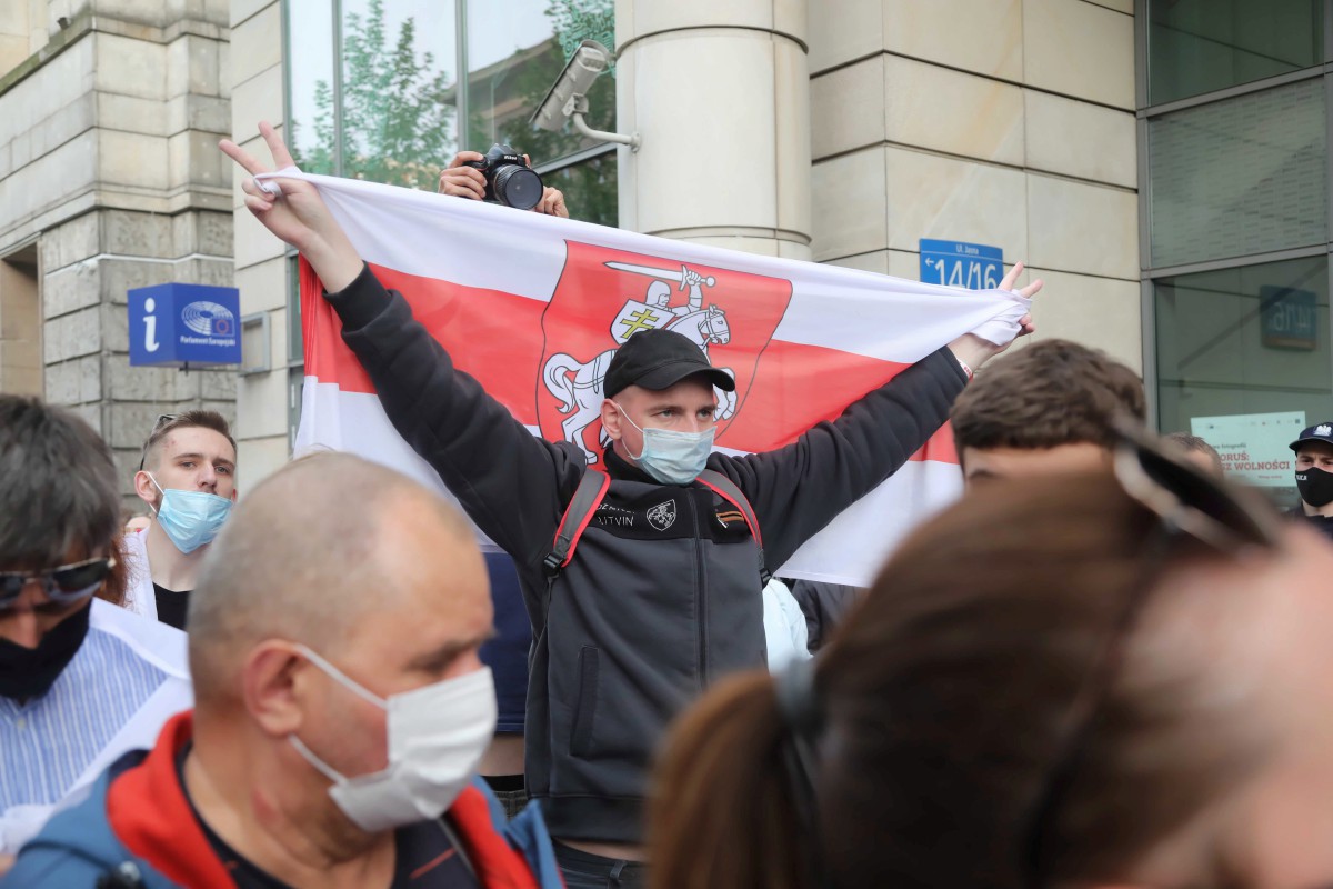 ORANG ramai menyertai tunjuk perasaan di Poland bagi menunjukkan solidariti terhadap Protasevich. FOTO EPA 