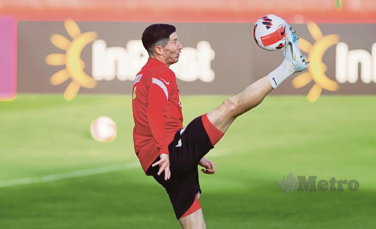 PENYERANG Poland, Robert Lewandowski berlatih bersama rakan sepasukannya di Warsaw, menjelang perlawanan Liga Negara UEFA dengan Wales pada 1 Jun. FOTO EPA.