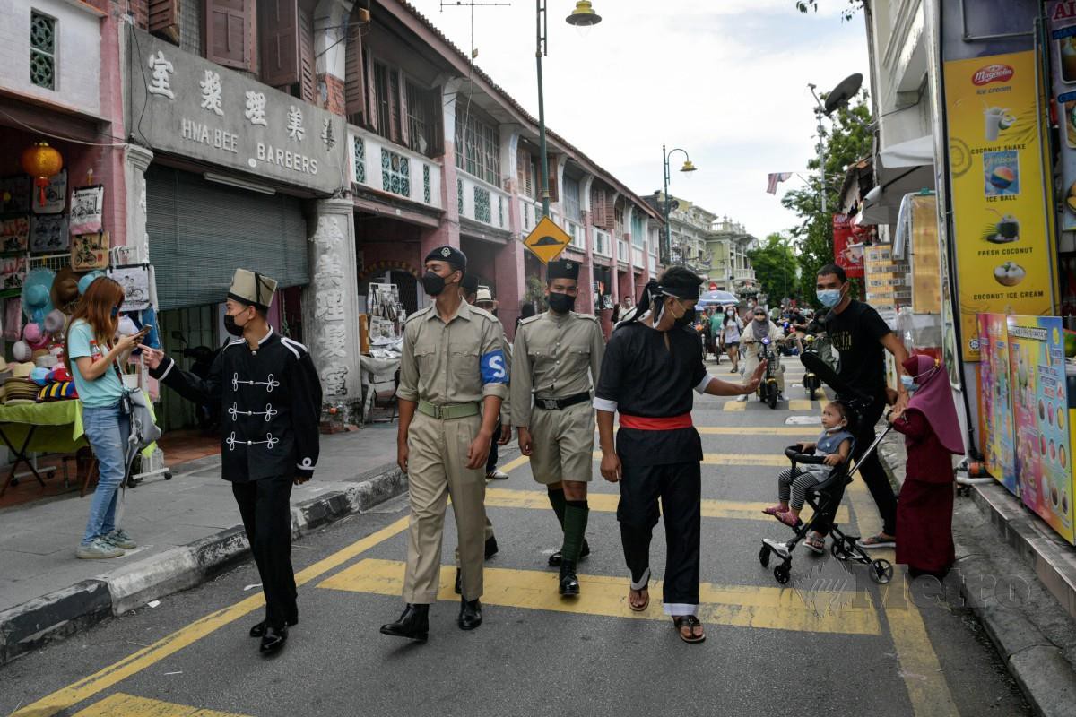 KEHADIRAN anggota polis yang memperagakan pakaian seragam lama sempena sambutan Hari Polis ke-215 yang diraikan semalam. FOTO Bernama