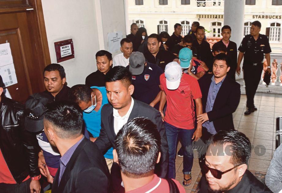 SERAMAI 11 pegawai dan seorang anggota polis Pulau Pinang direman tujuh hari bermula hari ini bagi membantu siasatan berhubung kegiatan rasuah yang didakwa bagi melindungi kesalahan pemandu lori di negeri ini. FOTO BERNAMA