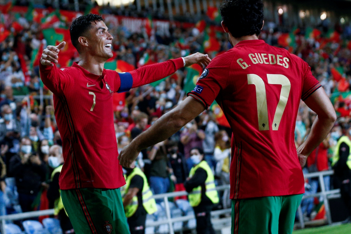 AKSI Ronaldo (kiri) meraikan jaringan bersama  Goncalo Guedes di Stadium Algarve.