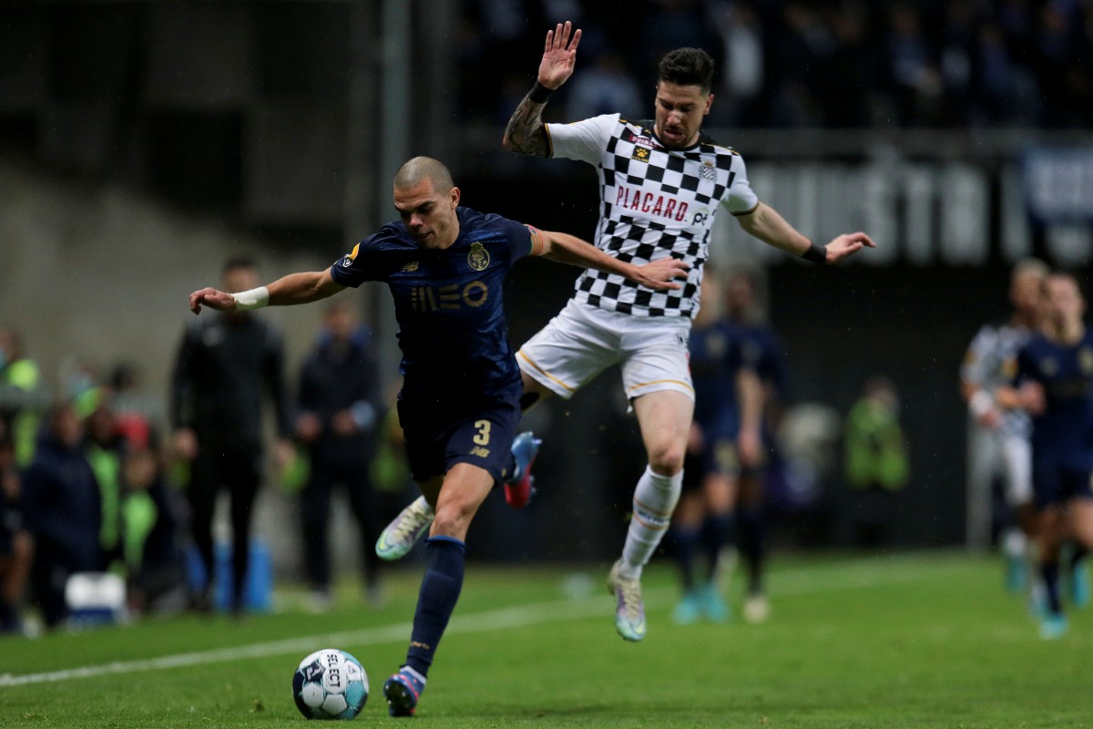 Pemain FC Porto, Pepe (kiri) terlepas aksi bersama skuad kebangsaan selepas didapati positif Covid-19. FOTO EPA