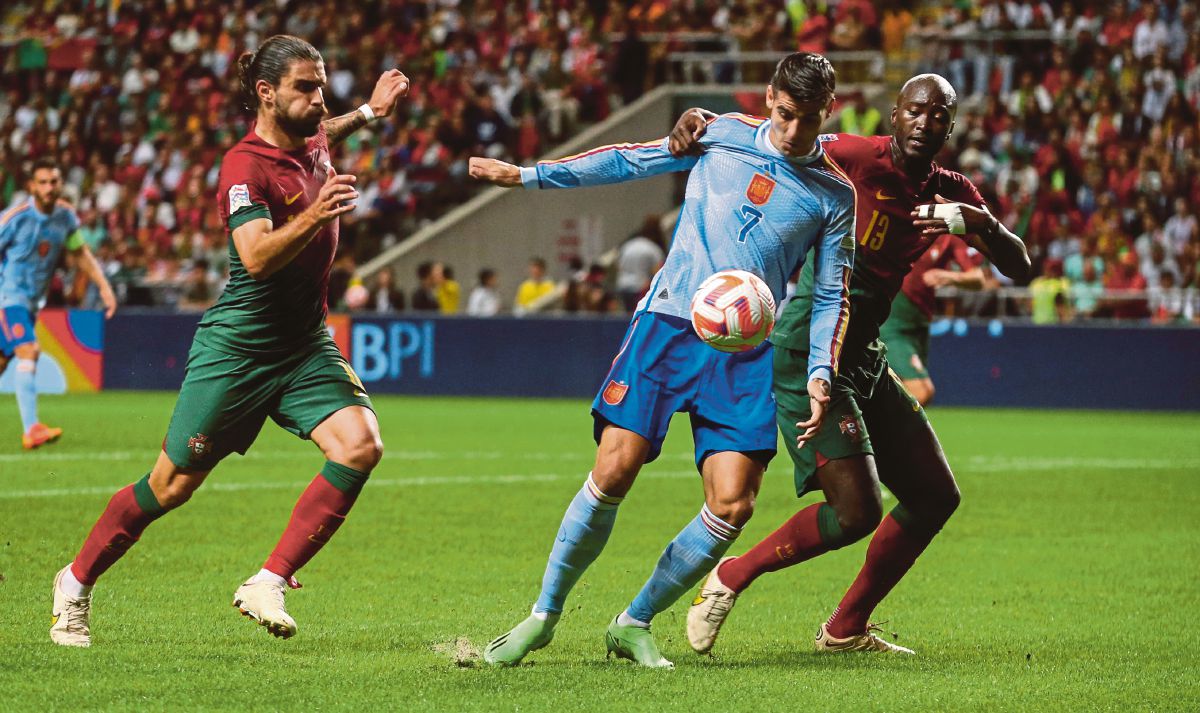 DUA pemain Portugal, Danilo Pereira (kanan) dan Ruben Neves cuba mengekang kelincahan Morata (tengah). FOTO EPA