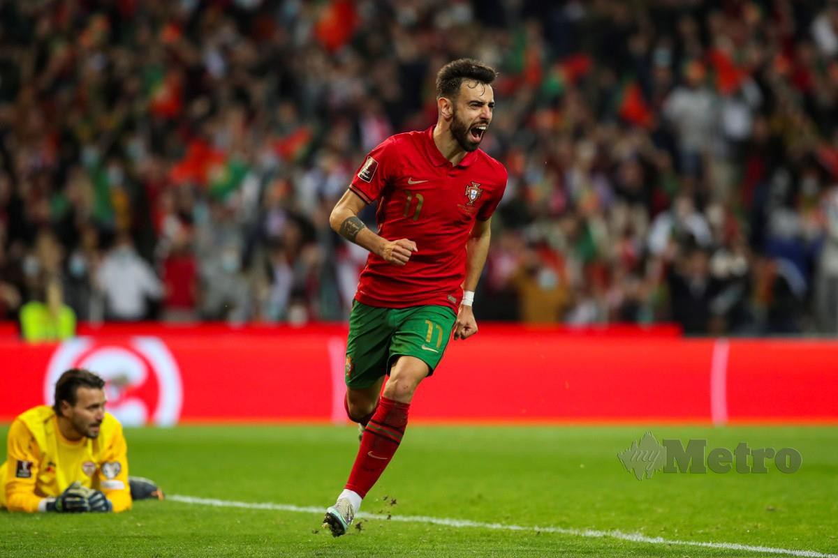 FERNANDES muncul wira Portugal apabila meledakkan dua gol. -FOTO EPA 
