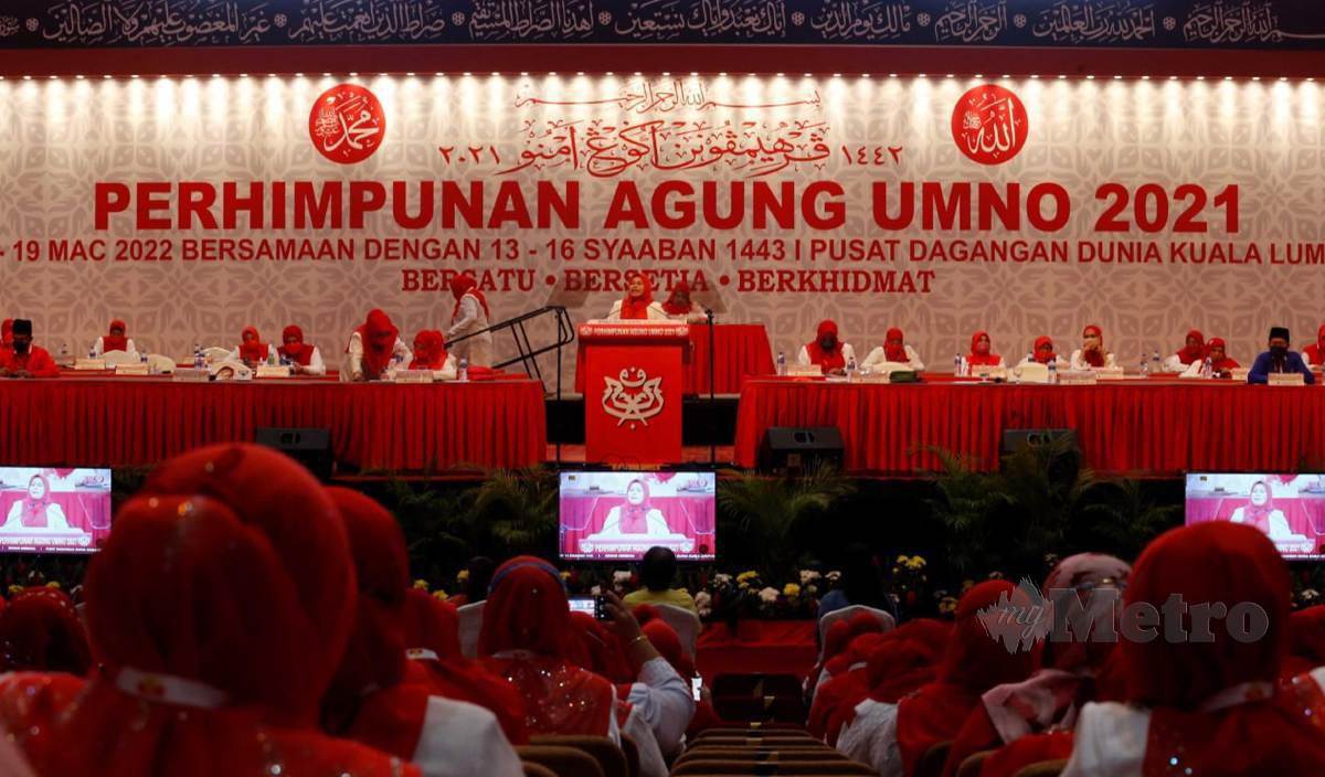 NORAINI (tengah) berucap ketika persidangan Wanita UMNO di Perhimpunan Agung UMNO 2021 di Dewan Merdeka Pusat Dagangan Dunia Kuala Lumpur. FOTO Hairil Anuar Rahim