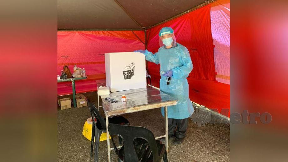 DR Yusof memakai PPE di khemah khas pusat mengundi SJKC Chung Hwa Mesapol. FOTO ihsan Warisan