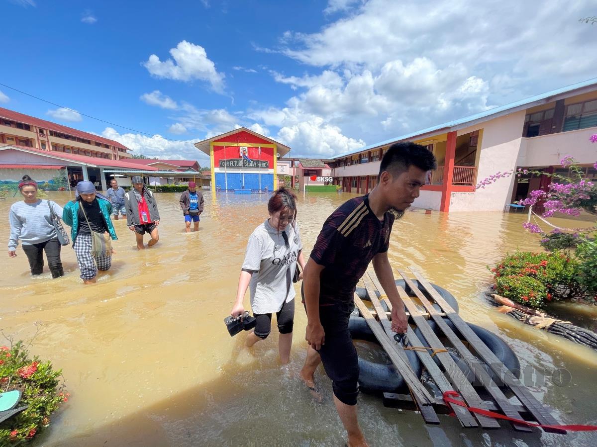 Keadaan Pusat Penempatan Sementara (PPS) yang dinaiki air banjir di SK Seri Gading Johor.