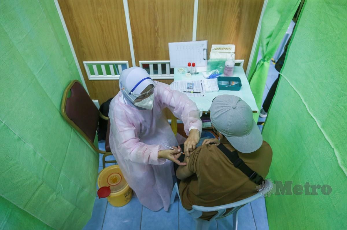 Petugas kesihatan memberikan suntikan vaksin di Program Imunisasi Covid-19 Kebangsaan (PICK) di Pusat Pemberian Vaksin (PPV) Ampangan. Foto Azrul Edham Mohd Aminuddin