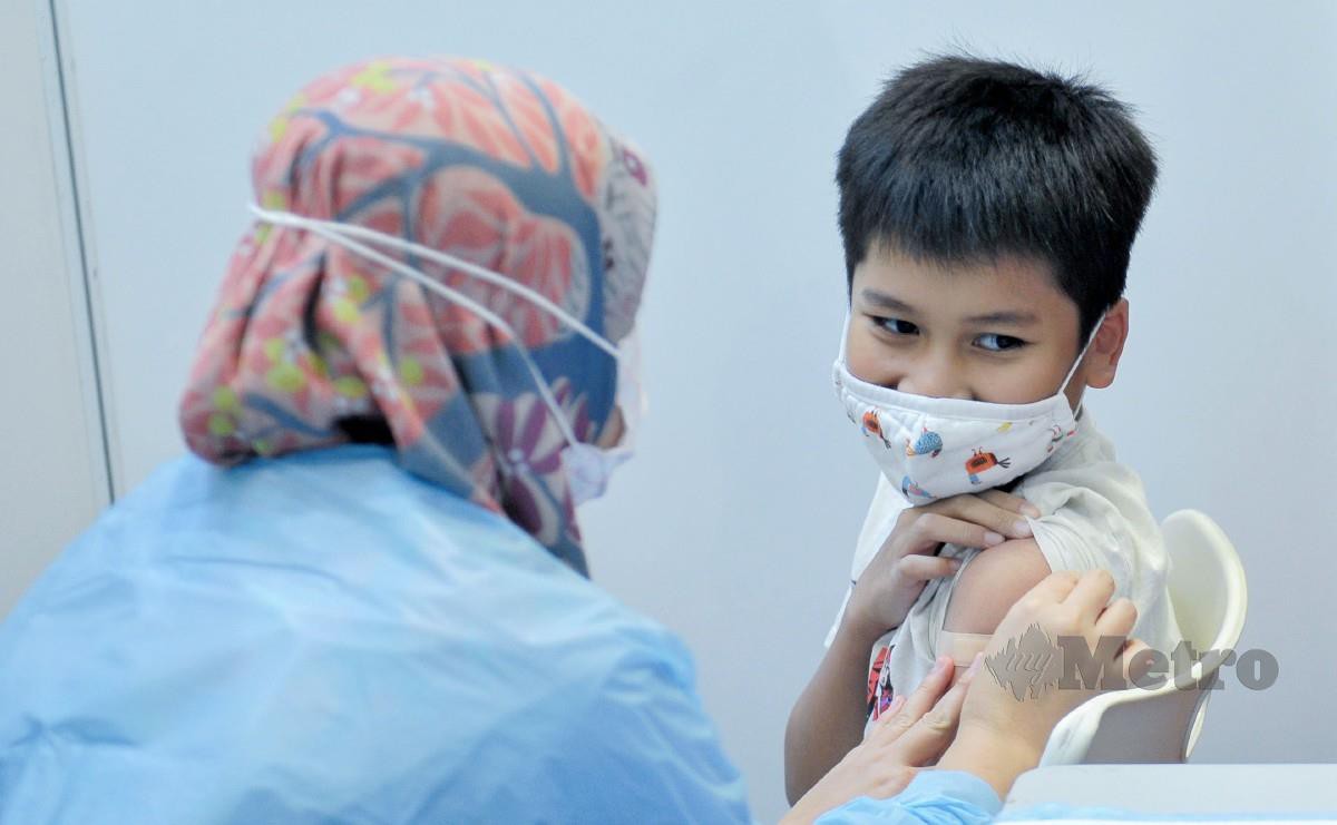 Kanak-kanak menerima vaksin dos pertama di bawah program Imunisasi Covid-19 (PICKIDS) untuk kanak-kanak berusia lima hingga 11 tahun di PPV Pusat Dagangan Dunia Kuala Lumpur (WTCKL), Kuala Lumpur. FOTO AIZUDDIN SAAD
