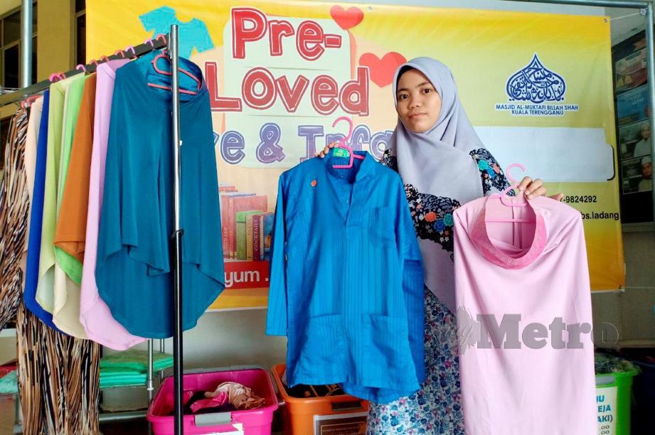 KAKITANGAN MAMBS Ladang, Kuala Terengganu menunjukkan pakaian serta tudung disumbang orang ramai melalui Program ‘Pre Loved Give and Infaq’. FOTO Ahmad Rabiul Zulkifli.