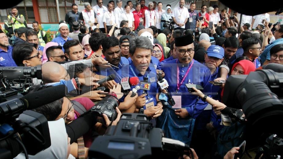 Mohamad (tengah) dan calon BN, Ramli Mohd Nor pada sidang media PRK Parlimen Cameron Highlands. FOTO Farizul Hafiz Awang